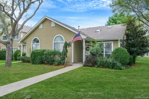 31 Eric Dr, Middle Island, NY 11953
