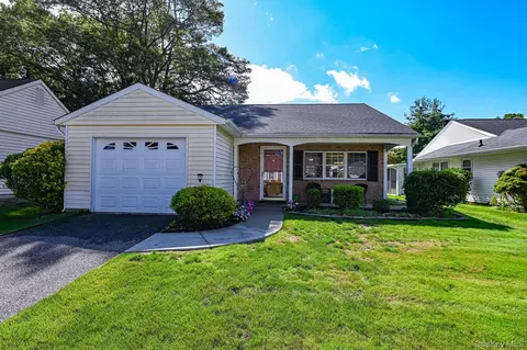 324 Brownfield Dr, Ridge, NY 11961