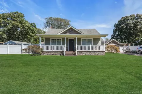 9 Arkays Ave, East Islip, NY 11730
