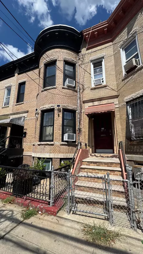 407 Ridgewood Ave, New York, NY 11028