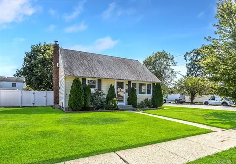 174 N Nassau Ave, Massapequa, NY 11758