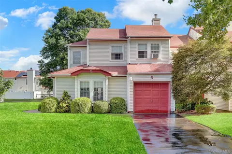5 Delaware Ct, Coram, NY 11727