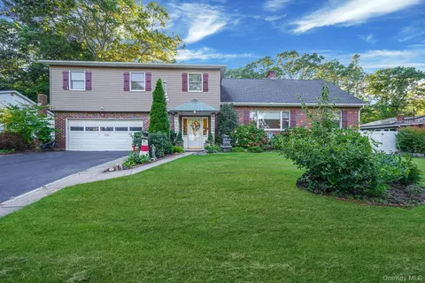 12 Water Rd, Rocky Point, NY 11778