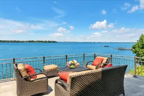 90 Green Leaf Hl, North Hempstead, NY 11023