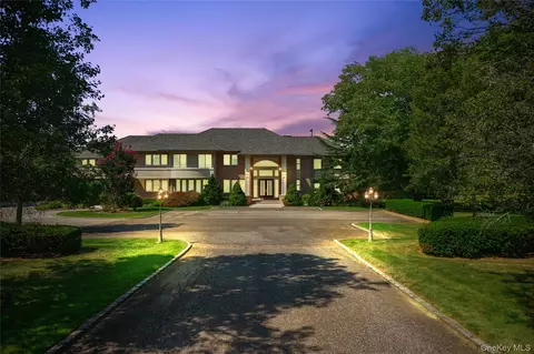 6 Old Wagon Ln, Old Westbury, NY 11568