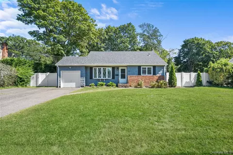 23 Berard Blvd, Oakdale, NY 11769