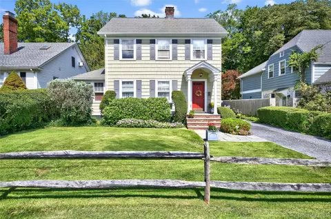 39 Lindbergh St, Locust Valley, NY 11560