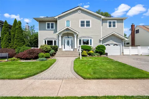 15 Cedar Dr, Plainview, NY 11803
