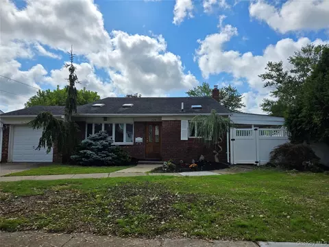 224 Yoakum Ave, Farmingdale, NY 11735