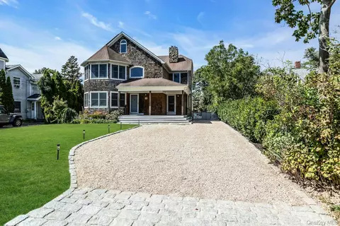 44 Bay Ave, Bayport, NY 11705