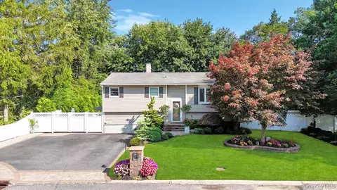 39 Crestwood Ln, Farmingville, NY 11738
