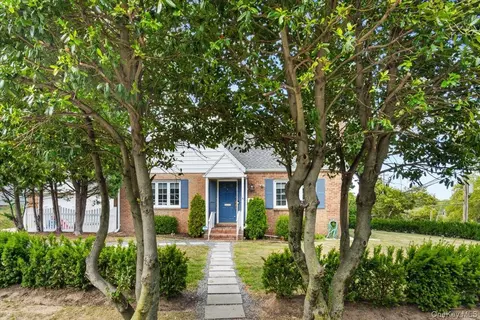 2 Brown Rd, North Hempstead, NY 11024