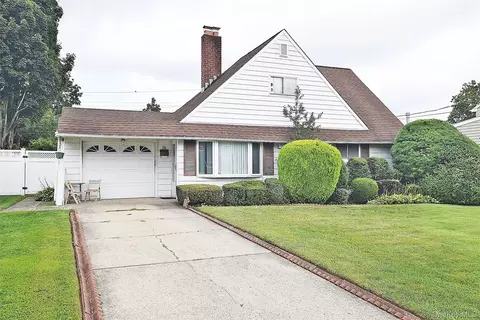 56 Greenbelt Ln, Levittown, NY 11756