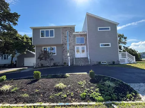 35 Adams Ave, Bayville, NY 11709