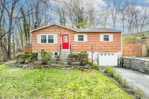 71 Rosewood Rd, Rocky Point, NY 11778