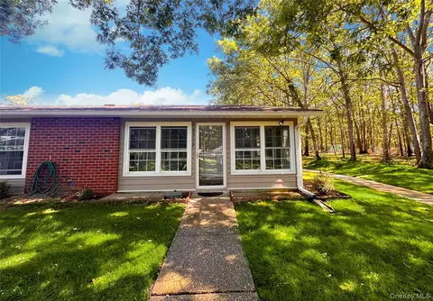 231 Blackpool Ct #F, Ridge, NY 11961