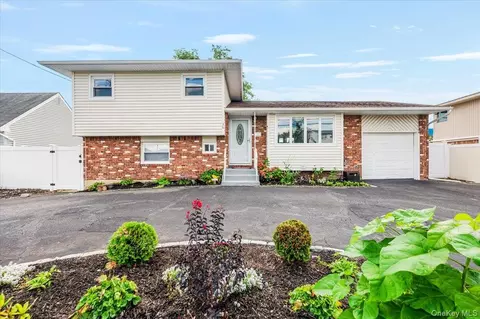 36 Michel Ave, Farmingdale, NY 11735