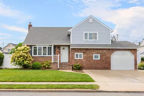 5 Webster Ave, Massapequa, NY 11758