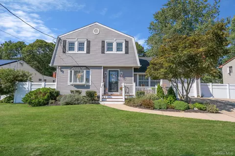 41 Hy Pl, Lake Grove, NY 11755