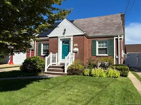 62 Poppy Ave, Franklin Square, NY 11010
