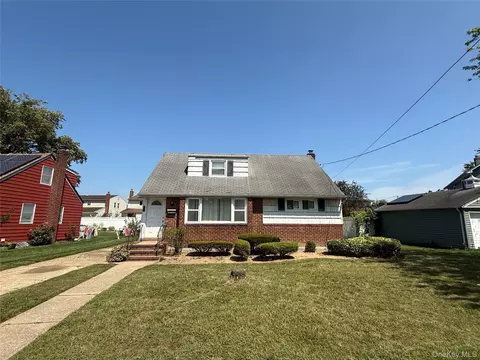 935 Winthrop Dr, East Meadow, NY 11554