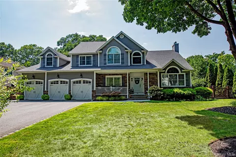12 Annemarie Dr, Saint James, NY 11780