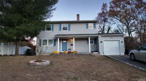 11 Greenmist Dr, Ronkonkoma, NY 11779