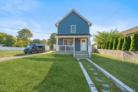 41 Eatondale Ave, Blue Point, NY 11715