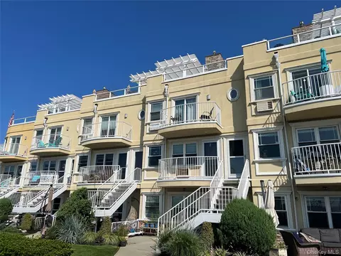 10008 Shore Front Pkwy #20A, Rockaway Park, NY 11694
