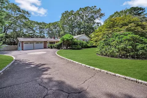 61 Seward Dr, Dix Hills, NY 11746