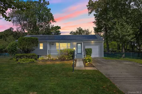 37 Bailey Ave, Bay Shore, NY 11706