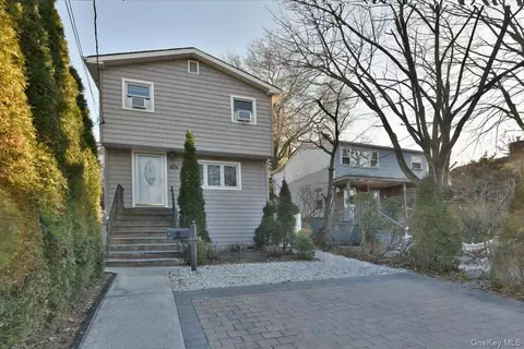 28 Charles St, North Hempstead, NY 11050