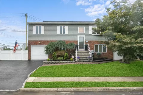 209 28th St, Lindenhurst, NY 11757