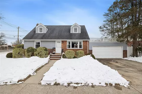 136 3rd St, North Hempstead, NY 11040