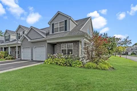 112 Maya Cir, Central Islip, NY 11722