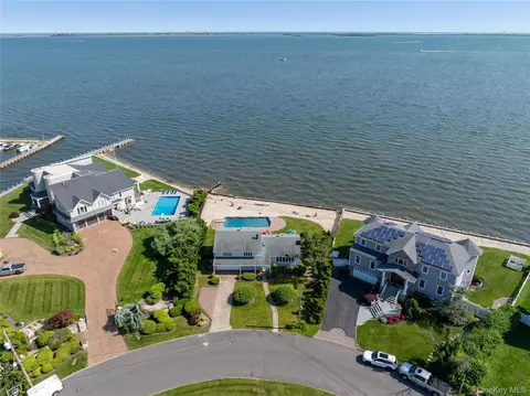 167 Secatogue Ln W, West Islip, NY 11795