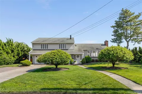 167 Secatogue Ln W, West Islip, NY 11795