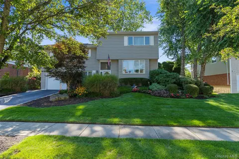 14 Jane Dr, Old Bethpage, NY 11804