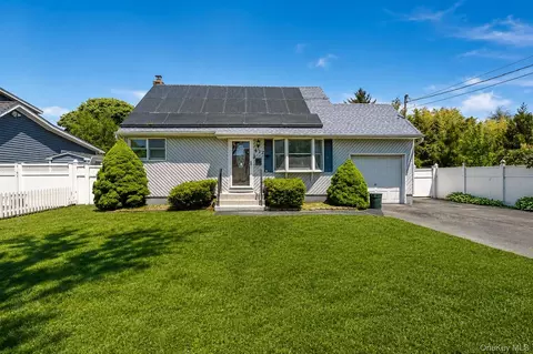 412 37th St #WHOLE HOUSE, Lindenhurst, NY 11757