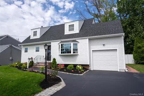 362 Violet St, Massapequa Park, NY 11762