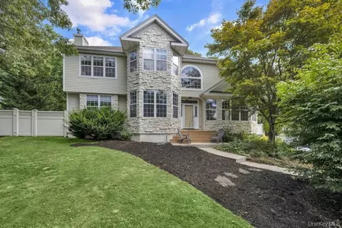 22 Whispering Woods Dr, Smithtown, NY 11787