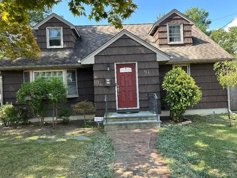 611 Asharoken Blvd, Bay Shore, NY 11706