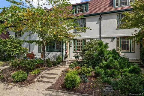 306 Burns St, New York, NY 11375