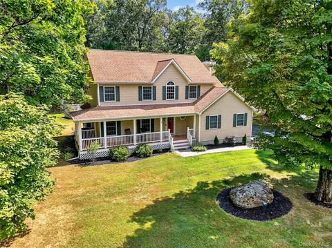 14 Arrowhead Ct, Newburgh, NY 12550