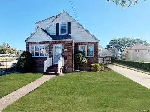 944 Cherry Ln, North Hempstead, NY 11001