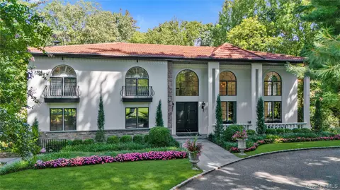 9 Hilldale Ln, North Hempstead, NY 11050