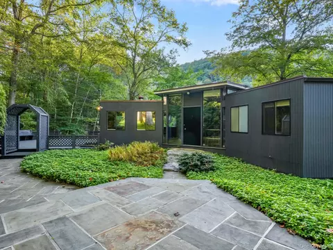 98 Park View Rd, Pound Ridge, NY 10576