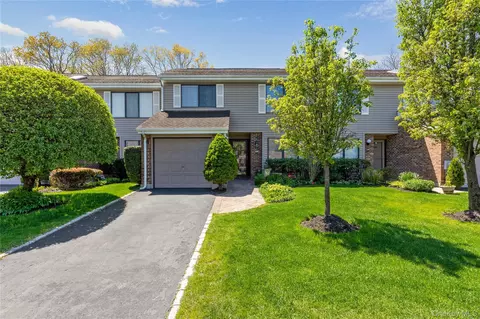 108 Hidden Ponds Cir, Smithtown, NY 11787