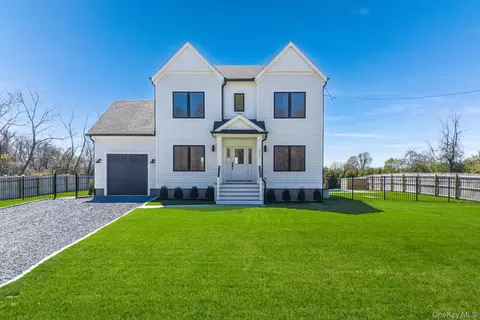 1900 Gillette Dr, East Marion, NY 11939