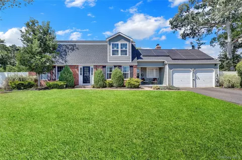 40 Bayview Dr, Oakdale, NY 11769